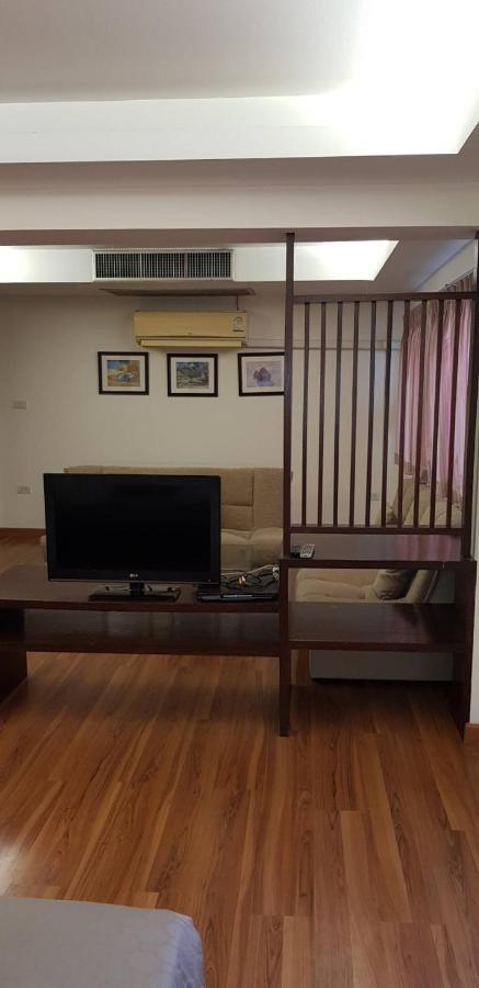 Jolly Guesthouse & Restaurant Pattaya Exterior photo