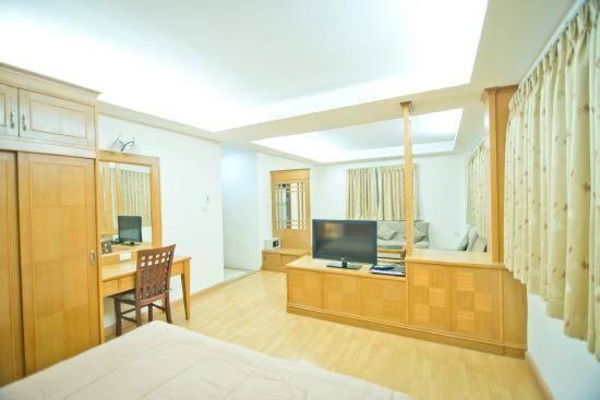 Jolly Guesthouse & Restaurant Pattaya Exterior photo